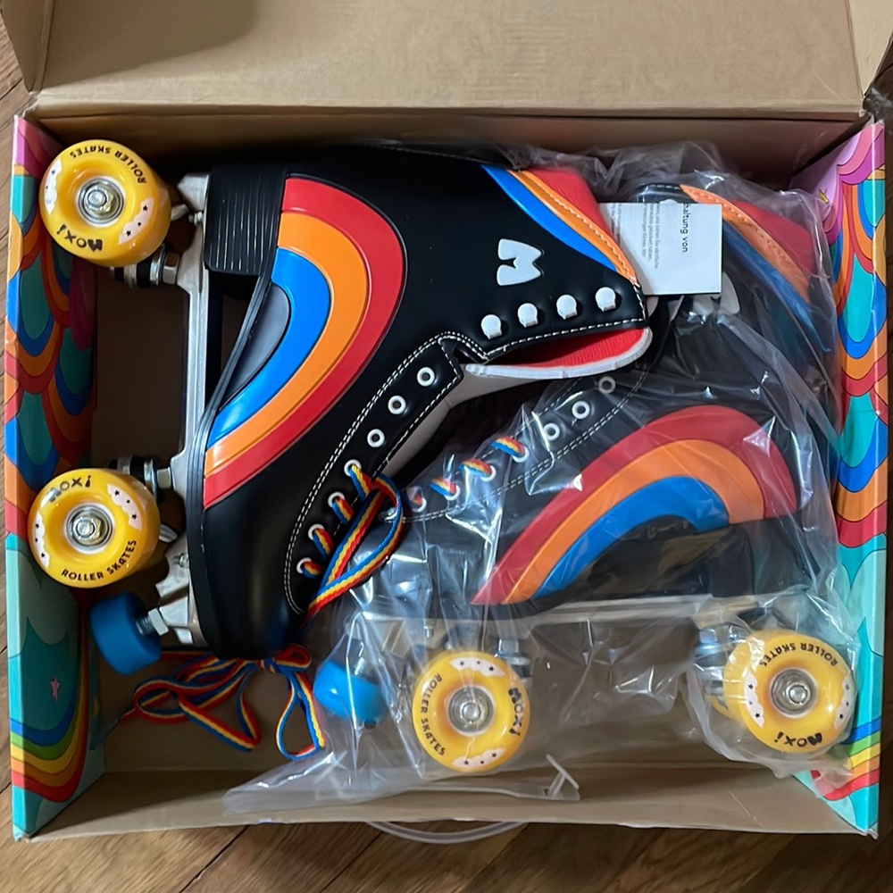 new in box black moxi rainbow rollers size 9